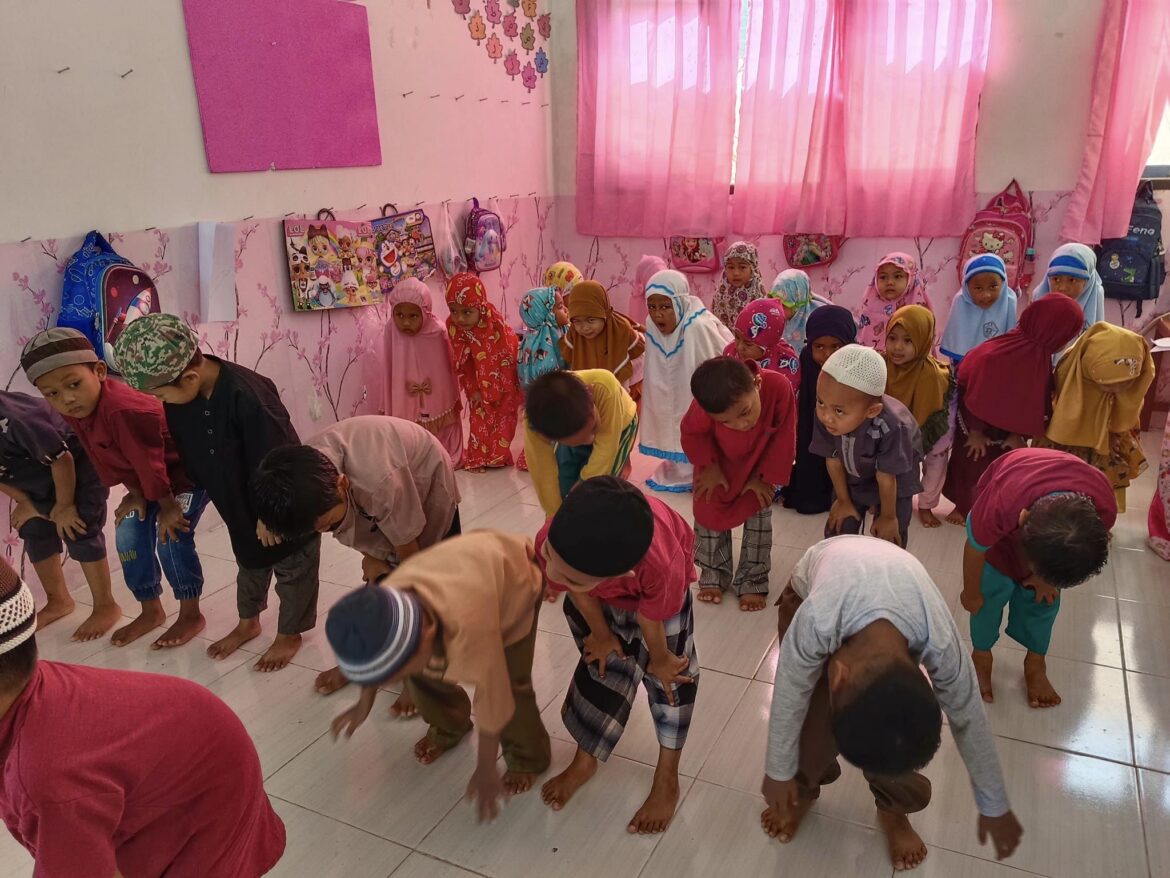 Belajar berwudhu dan Sholat Dhuha berjamaah santri KB Bina Insani Masamba