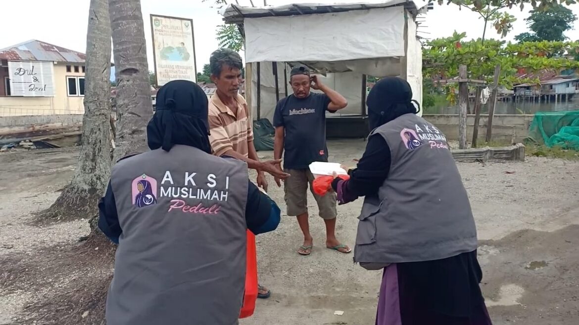 Yayasan Banua Amal Bagikan Makanan Siap Saji kepada Warga Poso, Didukung oleh Aksi Muslimah Peduli